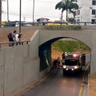 Paramédicos dan los primeros auxilios al herido.