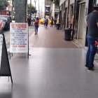 En varias veredas de la bahía están colocados letreros municipales que prohíben la presencia de los informales.