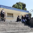 Los familiares consternados afuera del Departamento de Medicina Legal; arriba, la víctima.