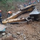 La máquina quedó destruida y su operador bajo toneladas de tierra.