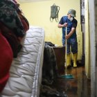 En El Edén, el agua sucia llegó casi a los dos metros de altura. Los enseres quedaron flotando.