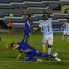 Los locales realizan una presión alta en campo rival que impide a Emelec crear juego con comodidad.