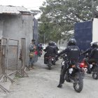 Equipos tácticos de la Policía Nacional ingresaban uno tras otro, para controlar el ‘pito’.