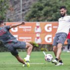 Emmanuel Martínez y Gonzalo Mastriani de Barcelona, listos para el encuentro ante Liga de Quito.
