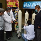 Médicos revisan y explican los cuidados y funcionamiento de los tanques de oxígeno.