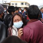 Una pariente de los fallecidos lloraba afuera de la morgue de Machachi, capital del cantón Mejía.