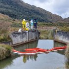 Desde la mañana, técnicos de la Empresa de Agua Potable realizan la limpieza de la zona afectada.