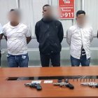 Los cinco sospechosos junto a las armas que portaban al momento del asalto.