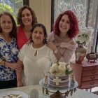 Las hermanas junto a su mamá y su nana luego de la primera comunión.