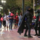 La 9 de Octubre se pinta de Marvel, Warnes y Disney la tarde y noche de los fines de semana.