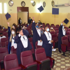 Los graduados expresan su alegría y satisfacción por el logro cumplido.