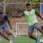 Nixon Molina (i), volante de Barcelona, será titular hoy frente al cuadro azucena