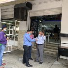 En las afueras de la agencia bancaria.