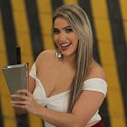 Tiene tres

campanas: dos grises y una fucsia. Dice que le falta una dorada y oro rosa.