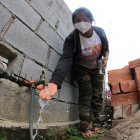 La familia Becerra tuvo que tirar la comida que preparó la noche del domingo por el mal olor del agua.