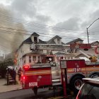 Vecinos y otras personas se arrodillaban para orar por la salud de la niña.