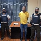 El capturado tenía en su poder un revólver. Se le inició una investigación para determinar si es o no culpable del delito.