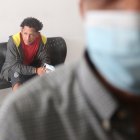 Juan Arreaga estuvo amarrado de pies y manos con fundas plásticas. El detenido (atrás) Jesús Angulo Borbor, tiene un proceso por trafico de droga.