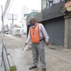 El testigo del accidente muestra el lugar donde se subió el auto para atropellar a la mujer.