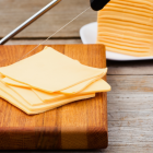 Adolescentes, en TikTok, se graban tirando rebanadas de queso sobre cosas.