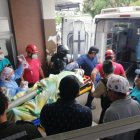 Momento en que el agente policial era trasladado de urgencia a un hospital tras el ataque.