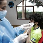 La inoculación a jóvenes dará paso a la de menores de edad.