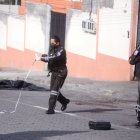 Agentes de Criminalística llegaron al lugar; el cuerpo había sido cubierto con una funda.