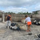 La afectada escarba en los escombros buscando algo que sirva.