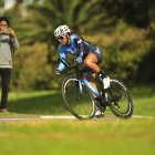 La tricolor Miryam Núñez con el uniforme que lucirá en el Giro de la Toscana.