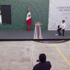 López Obrador desde su auto participó en la conferencia de prensa.