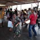 La comunidad comparte comida, bebida y baila al son de tambores.