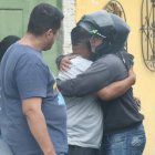 Familiares de Jeremy Cedeño Cruz y Eduardo Díaz Yagual (foto) se daban las condolencias. Los dos fallecidos crecieron en el mismo barrio.