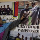 Juan Rosero con uno de los afiches que tiene en su casa, en los que destaca los triunfos de su hijo Sebastián junto a Darwin Castro.