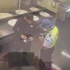 Cámaras de seguridad registran la 'conversación' entre el ATM y un ciudadano.