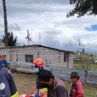 Momento que la mujer es trasladada en una camilla.