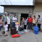 Diocelina y Julio, felices de recibir la contribución de sus nuevos amigos.