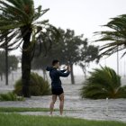 Fuertes vientos y lluvias soportan los EE.UU. por el paso del huracán.
