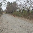 En esta vía del recinto Bajo Hondo ocurrió el cruce de balas entre los motorizados y la policía.