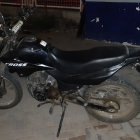 La moto en la que se movilizaba el sospechoso.