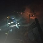 Bomberos combatieron el fuego pero no pudieron salvar la vivienda.