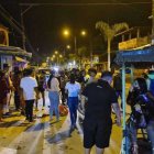 Curiosos rodean el cuerpo de Grace Alicia Briones Jácome, quien fue atacada por un sicario.