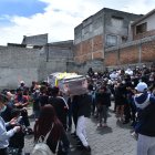 Varios moradores del sector salían de sus casas al saber del recorrido. Algunos lanzaban flores y otros oraban por su partida.