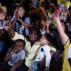Narcisa España (blusa amarilla) festejando con sus familiares y vecinos en la isla Trinitaria la medalla de Kiara.