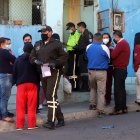 El cuerpo agonizante de la mujer fue encontrado en el pasillo de la entrada a su casa.