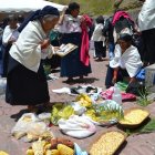 Las mujeres de las comunas llegan hasta la urbe llevando sus granos.