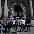 Ciudadanos se acercaron al pórtico de la iglesia para tomarse fotos con los arreglos.