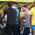 Lionel Messi de Argentina, Neymar Jr., y Marquinhos de Brasil hablan tras la suspensión de un partido de las eliminatorias sudamericanas para el Mundial de Cata.