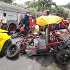 Los turistas iban en este vehículo que se accidentó al llegar a una curva.