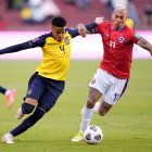 Byron Castillo de Ecuador disputa un balón con Eduardo Vargas de Chile.
