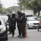 Esta mañana se intensifiaron los operativos preventivos en sectores críticos de la ciudad. En la gráfica, agentes del Distrito Modelo en Urdesa Central.